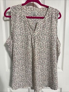 Van Heusen White Sleeveless V-Neck Top with Black and Red Heart Print